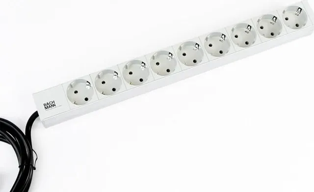 Bachmann IT PDU 9x prize Schuko, in Schuko, impamantare, fara intrerupator, 2 metri, RAL 7035, Aluminiu
